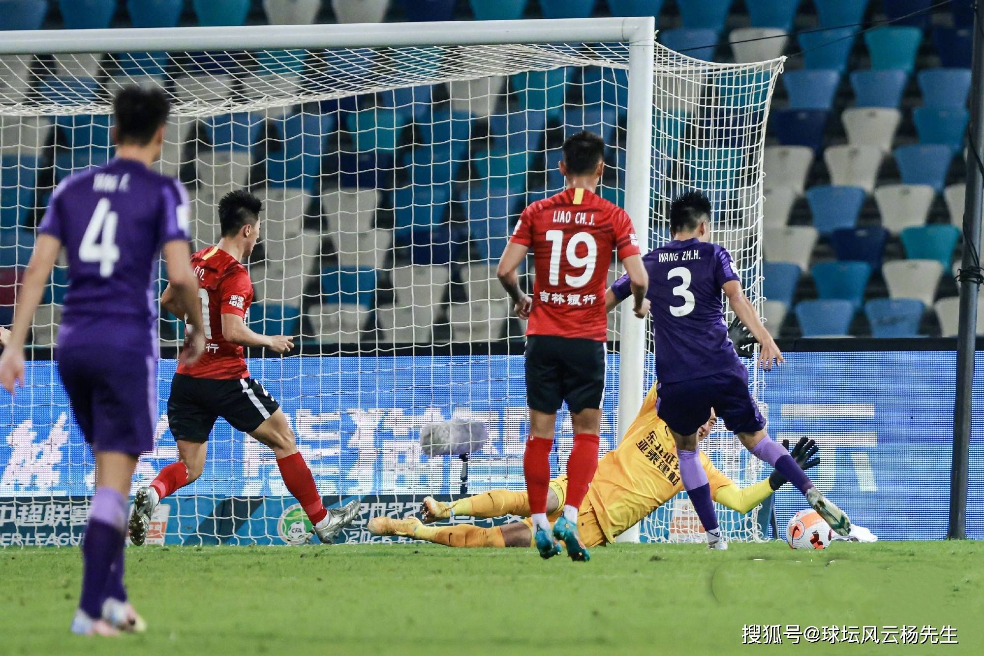 包含河北华夏幸福迎战天津泰达，鏖战场上展开激烈对决的词条