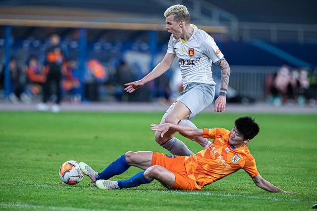 包含河北华夏幸福迎战天津泰达，鏖战场上展开激烈对决的词条